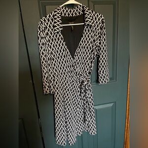 LAUNDRY By Shelli Segal WRAP DRESS NWOT SIZE SMALL BLACK AND WHITE GEOMETRIC
